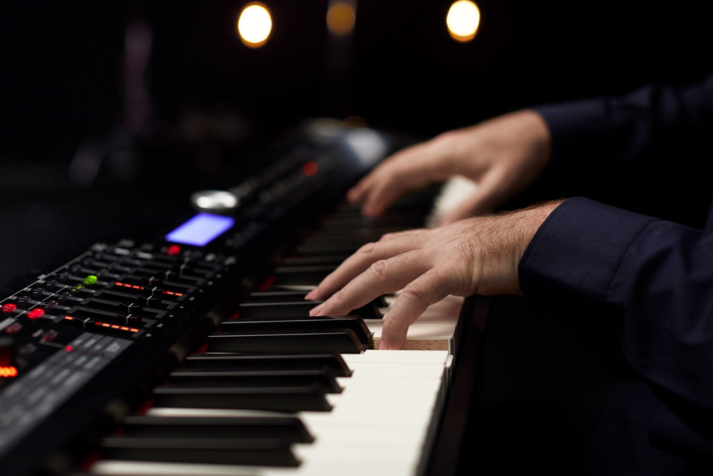 rd-2000_hands_playing_gal.jpg